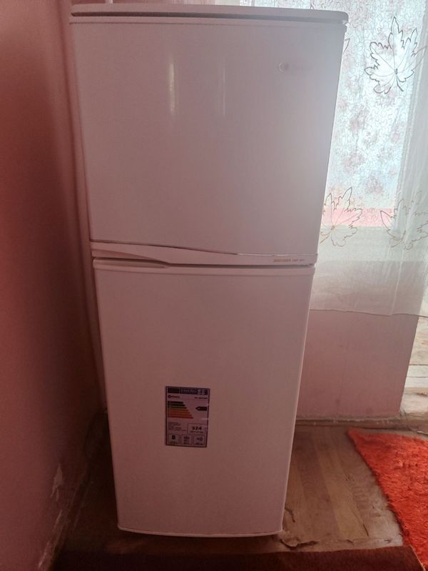 Продам Холодильник двухкамерный Продам Холодильник двухкамерный