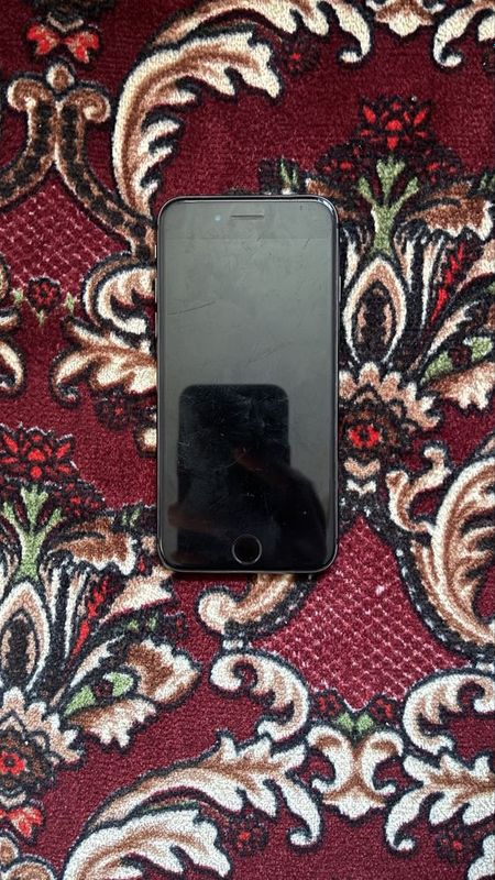 iPhone 8 сотилади