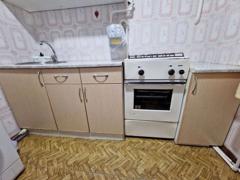 Кухонный стол и тумбочка