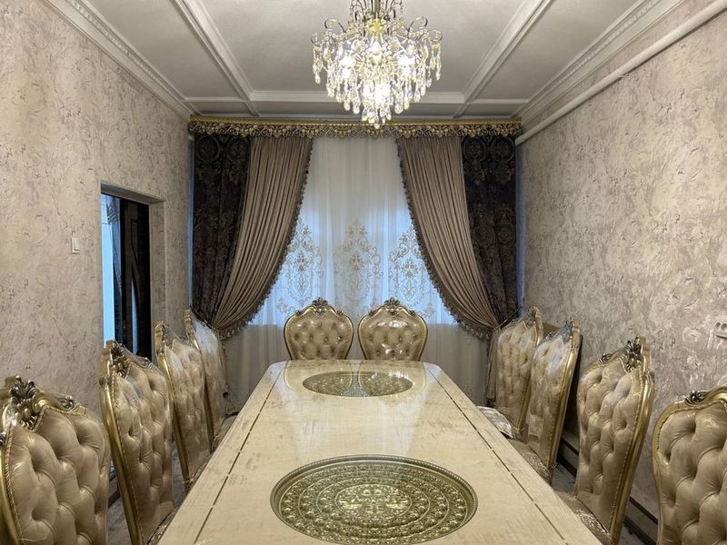 Продам стол и стулья на 12 персон в идеальном состоянии Продам стол и стулья на 12 персон в идеальном состоянии