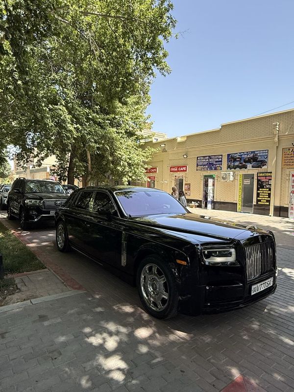Rolls Roys fanton holati yaxshi 250000$ Rolls Roys fanton holati yaxshi 250000$