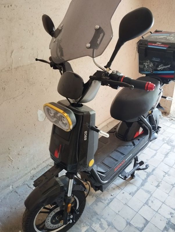 Скутер Bonvi 16 GT Sacadiska Скутер Bonvi 16 GT Sacadiska
