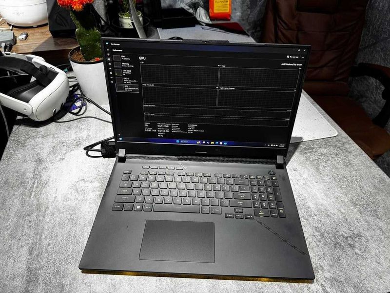 ASUS ROG SCAR G18 17.3” QHD 240hz Ryzen 9-7945HX 64GB/2TB SSD RTX 4090