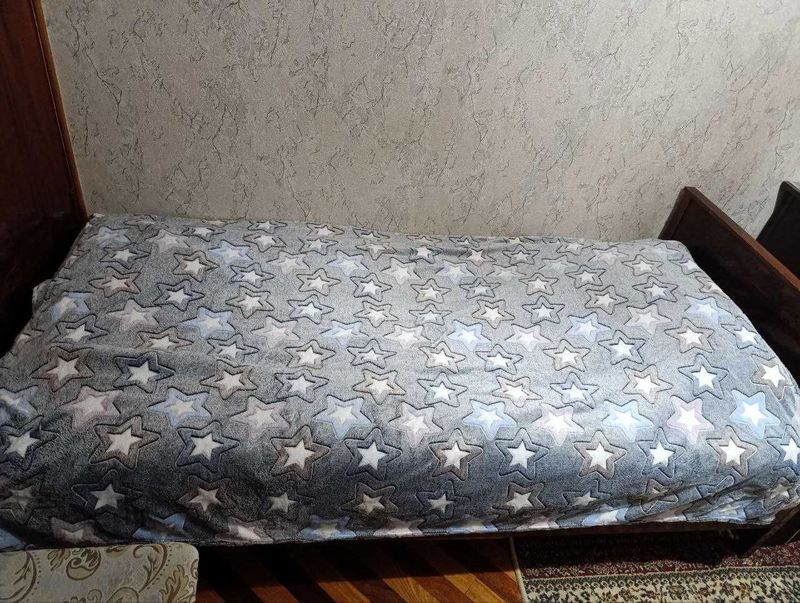 Кровать деревянная, полутороспальная, бу. Кровать деревянная, полутороспальная, бу.
