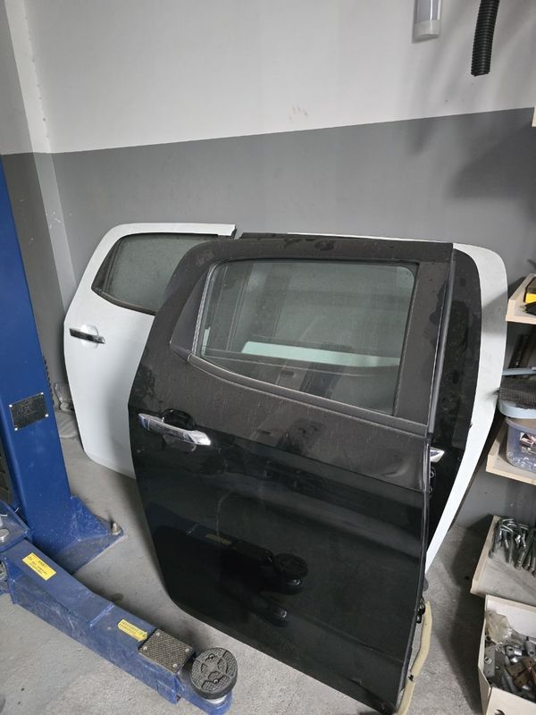 Двери задние ISUZU D-MAX RG в заборе