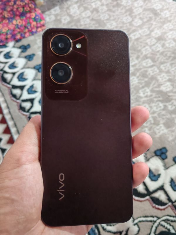 Vivo y18 128 GB xotirali ayol kishi tutgan