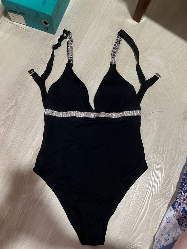 Продам 2 купальника размеры на фото черный 42 -44 Продам 2 купальника размеры на фото черный 42 -44