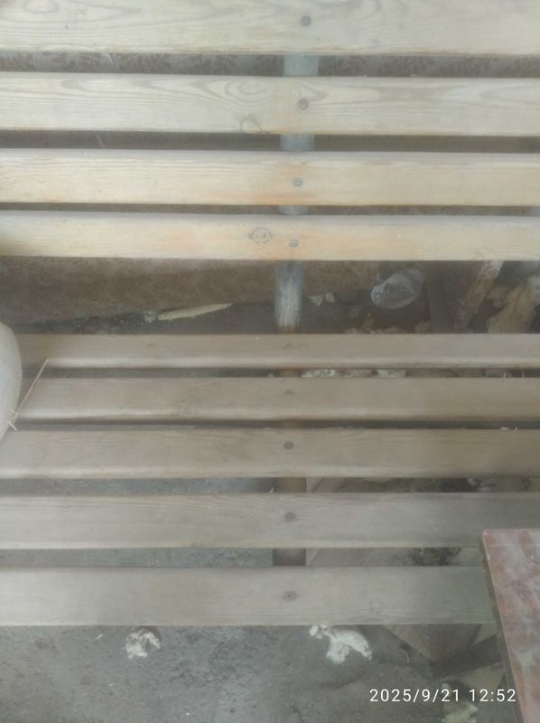 Продам срочно Скамейка и 2 стула Продам срочно Скамейка и 2 стула