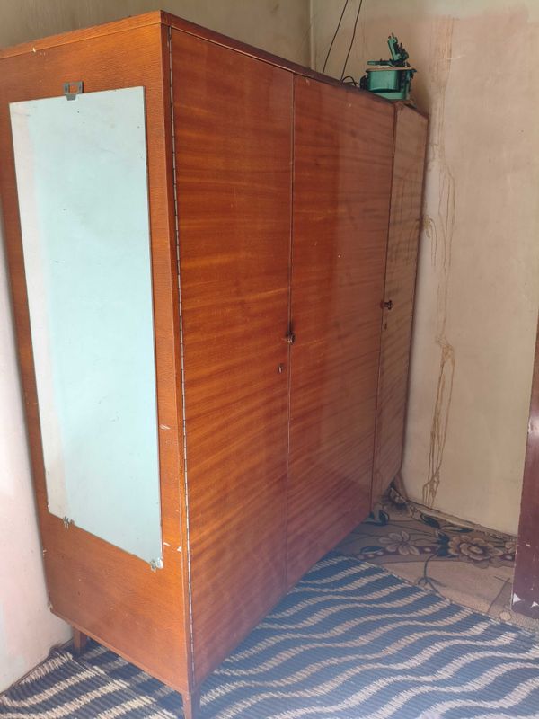 Srochna sotiladi 5 ta mebel Srochna sotiladi 5 ta mebel