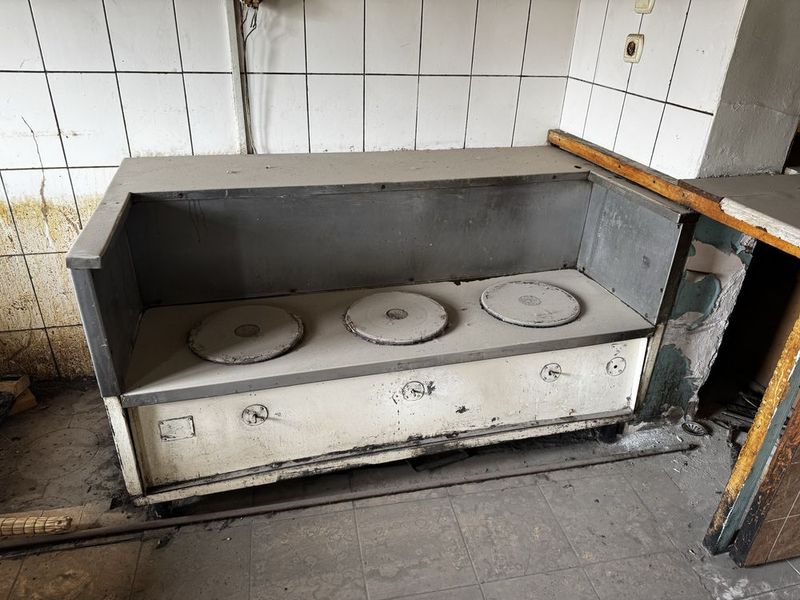 Ideal holatda ishlaydigon ovqat istgich va gril aparati ishlatilgan