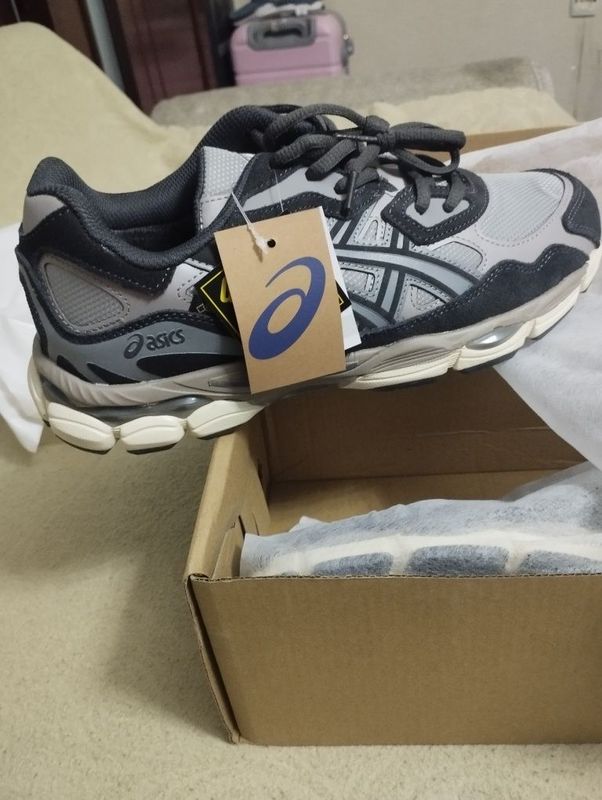 Кроссовки Asics, абсолютно новые, оригинал