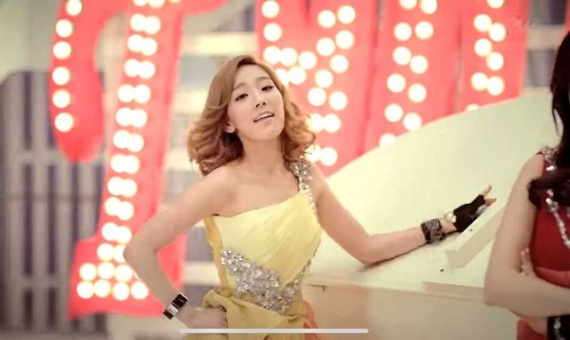 Красивое Платье из ателье на выпускной, K-pop стиль Twinkle, размер XS Красивое Платье из ателье на выпускной, K-pop стиль Twinkle, размер XS