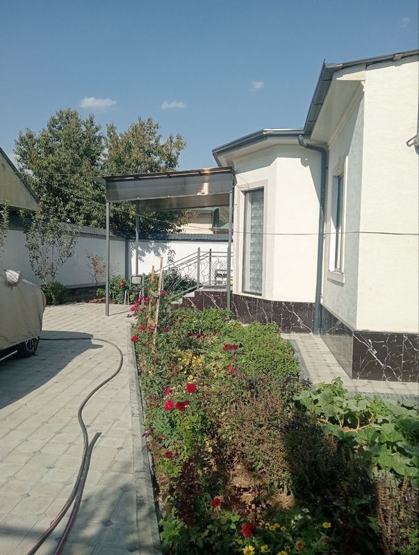 Uy sotiladi jihozlari bilan dakumetd muammo yoq suv gaz svet muammo yo
