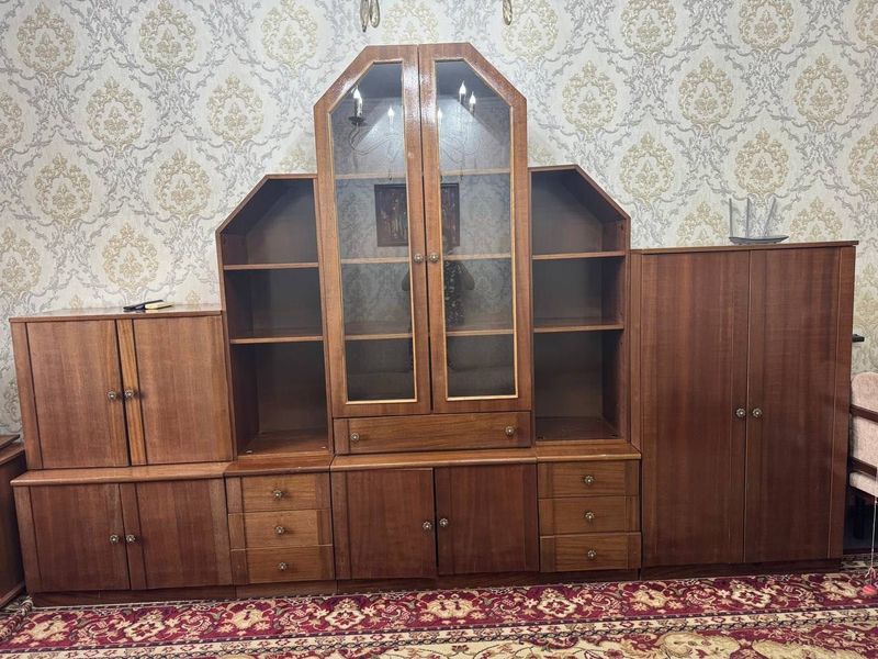 Продаю мебель в хорошем состоянии (горка, диван, кресла, тумба под ТВ) Продаю мебель в хорошем состоянии (горка, диван, кресла, тумба под ТВ)