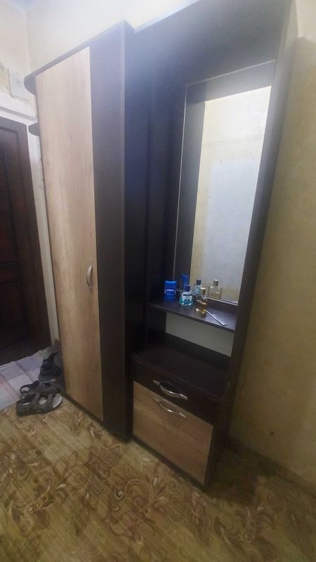 Прихожка с вещевым шкафом, с тумбочкой и зеркалом.