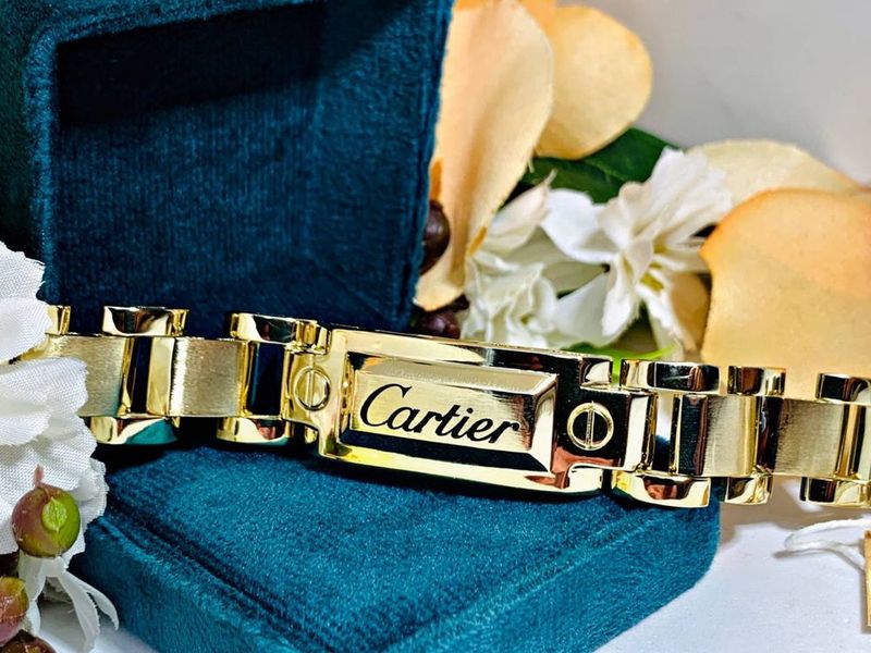 Брутальный и современный золотой браслет модели – Cartier