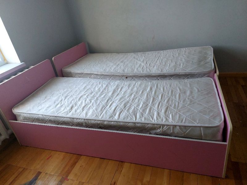 Мебельный кровать, стол и стул Мебельный кровать, стол и стул