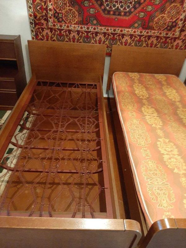 Продаются две односпальные кровати с двумя тумбочками , и зеркало Продаются две односпальные кровати с двумя тумбочками , и зеркало