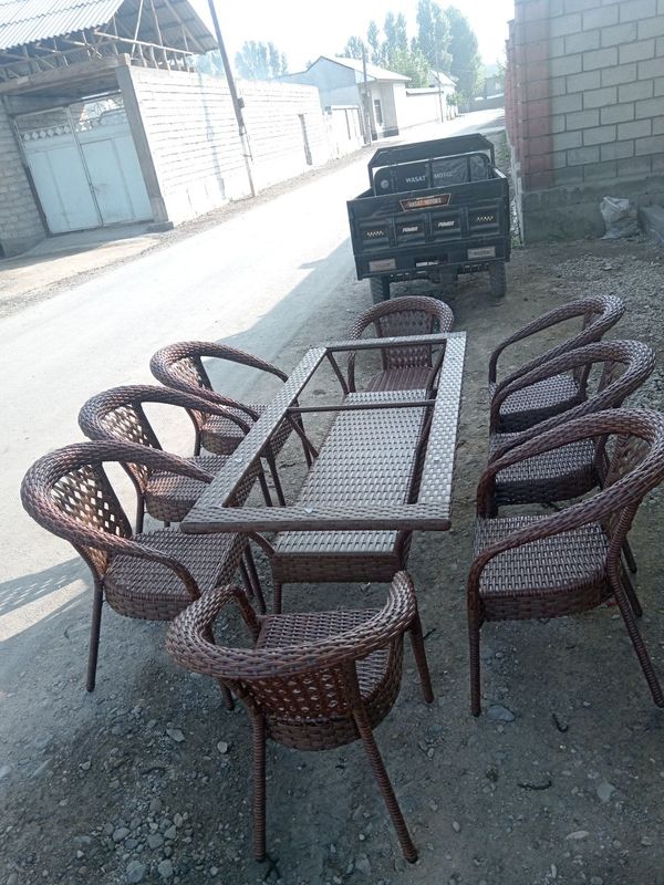 Ratan to'qima stol va kachelalar Ratan to'qima stol va kachelalar