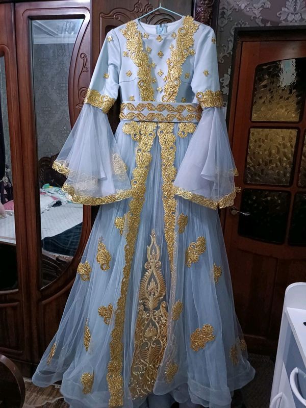 salom koʻylaklar kiyilgan