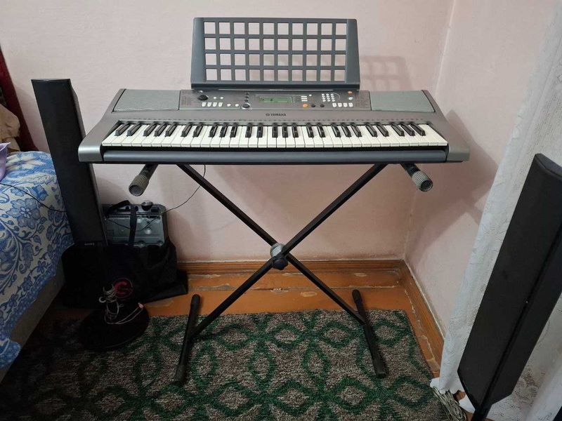 Продается синтезатор Yamaha PSR R-300