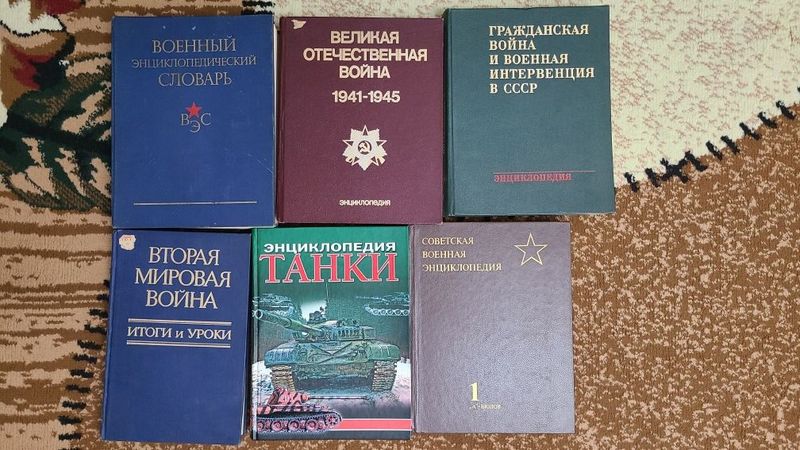 Книги, модели танков и игрушки бронетанковой техники