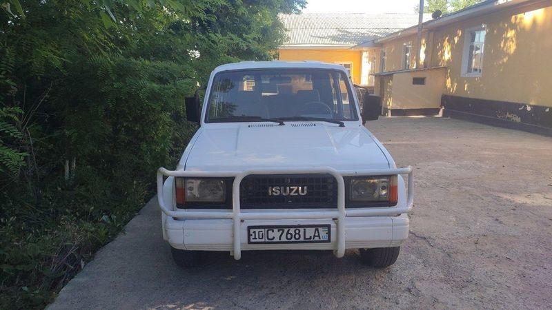 Isuzu trooper jeep