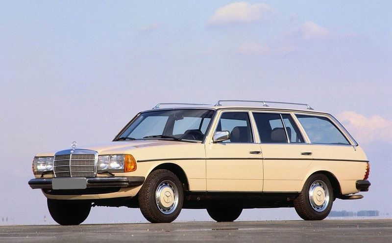 Мерседес бенц. W123. Универсал, белый