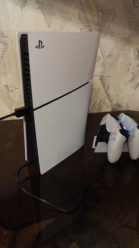 PS5 1Тб , 2 джойстика в комплекте с зарядкой