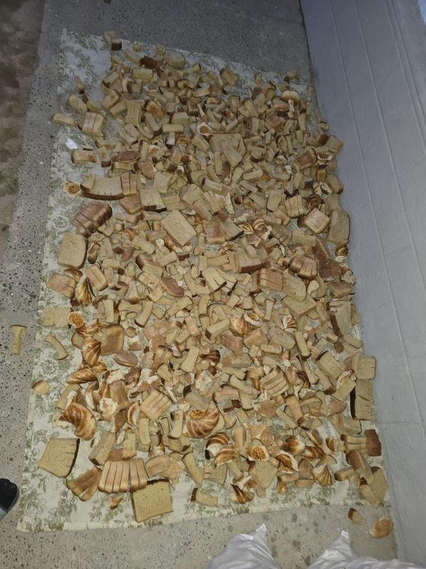 Nonlar sotiladi qopda Nonlar sotiladi qopda