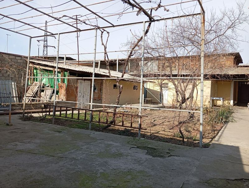 Ipotekaga Qo'yliq bozori oldida yer xisobida uchastka sotiladi