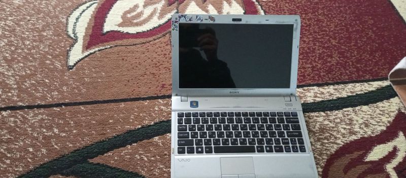 Netbook sony. 4/256 gb. Dasturlash uchun zo'r. Batareyka kun bo'yi saq