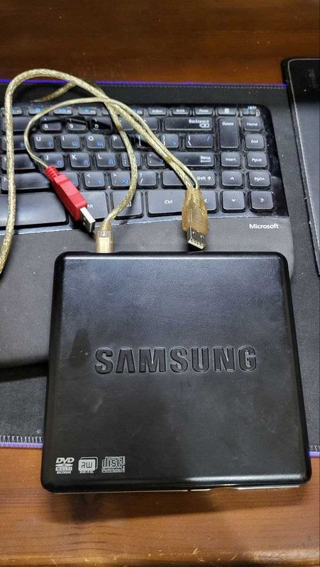 Внешний CD - ROM DVD RW Samsung USB для ноутбуков и компьютеров Внешний CD - ROM DVD RW Samsung USB для ноутбуков и компьютеров