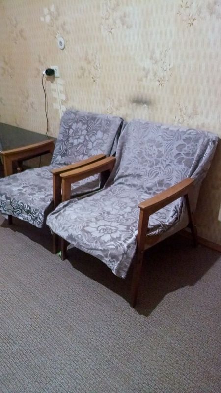Два кресла, широких. Два кресла, широких.