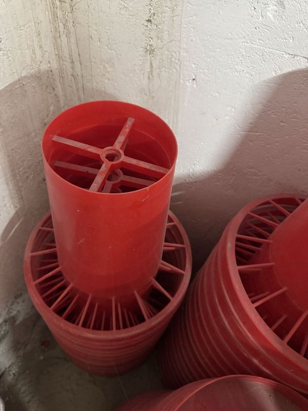 Broller tovuqlar uchun kormushka va nepillar sotiladi