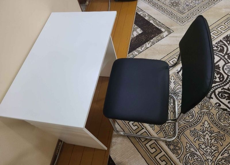 Stol ofis ishlari va kompyuter uchun