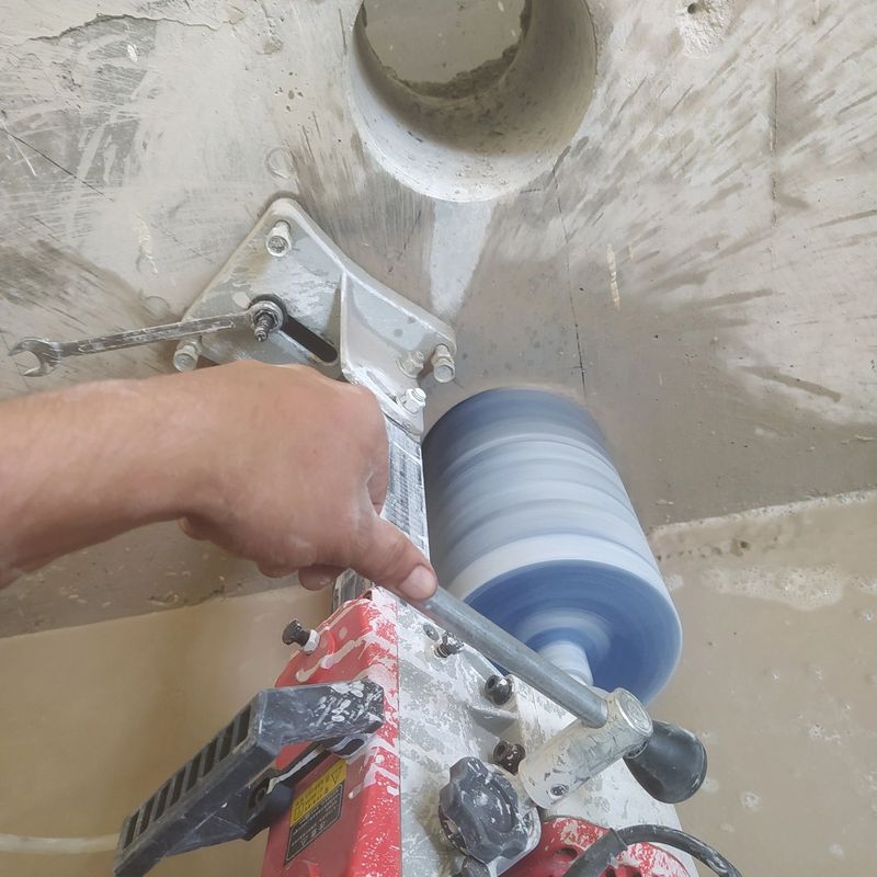 Devor teshish beton tashish beton kesish eshik ochish xizmati demantaj