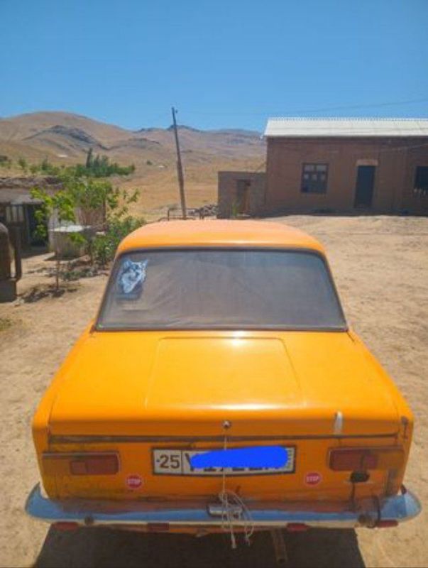 Vaz 2101 sotiladi.
