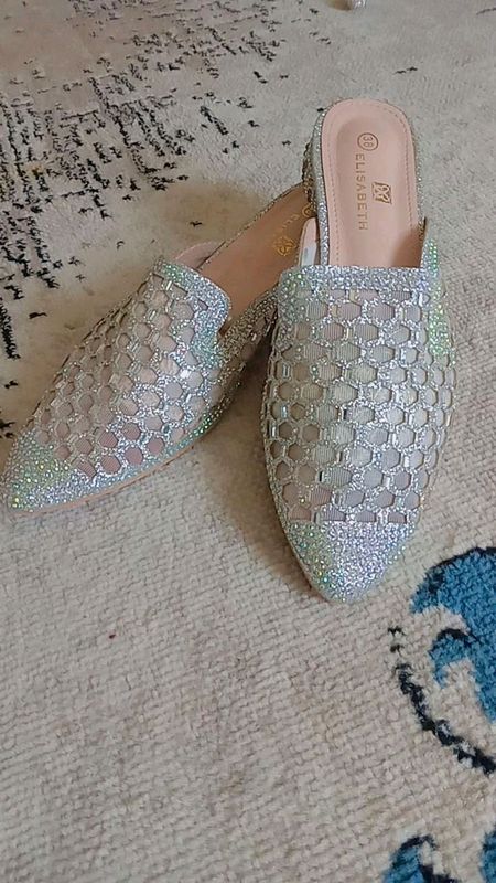 yangi kelinlikda 2,3 marta kiyilgan holos yangi yangi kelinlikda 2,3 marta kiyilgan holos yangi
