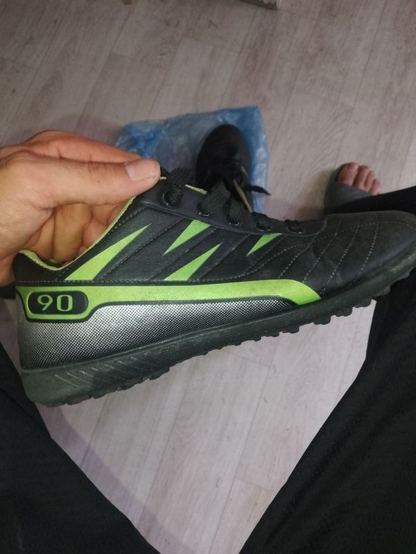 futbol uchun butsa yangidek razmer 40 futbol uchun butsa yangidek razmer 40