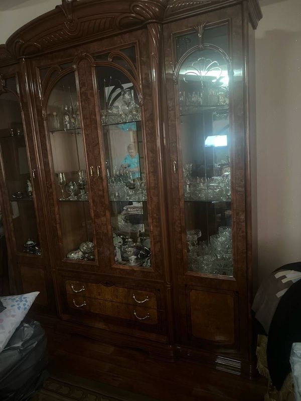 Продам большой сервант Продам большой сервант
