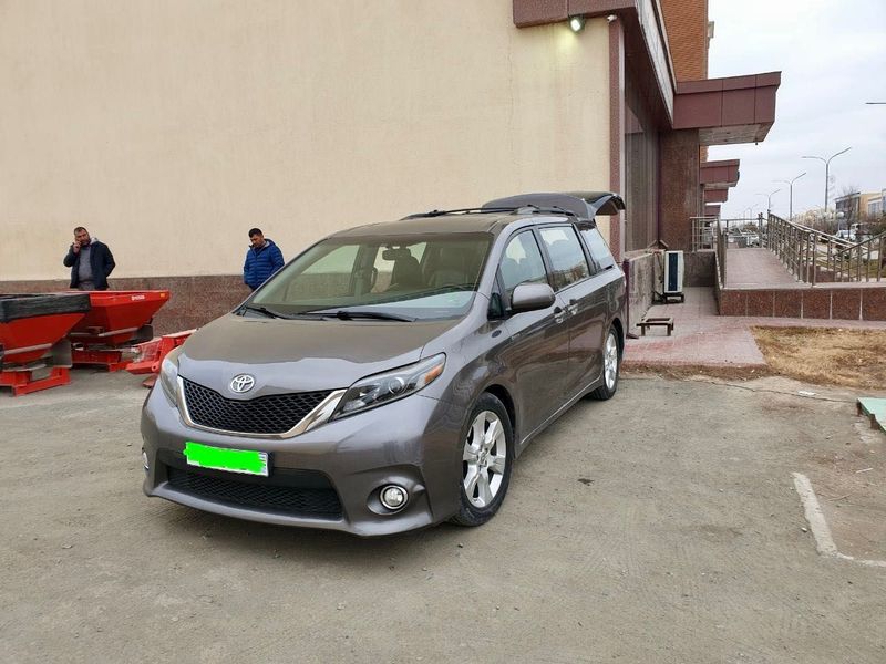 TOYOTA SIENNA SE 2015г. В хорошем состоянии, фулл