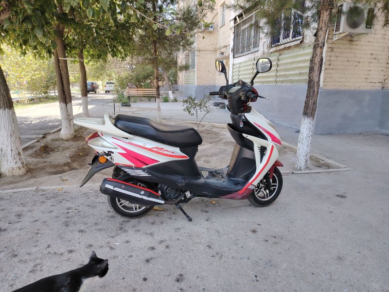Срочно продам бензиновый скутер. Срочно продам бензиновый скутер.