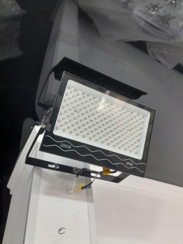 Projector 200w led chiroq kok va oq rangda
