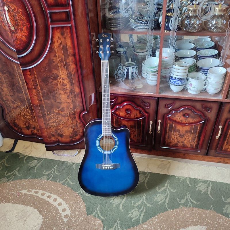 Gitara satiladi . Kelisemiz Gitara satiladi . Kelisemiz
