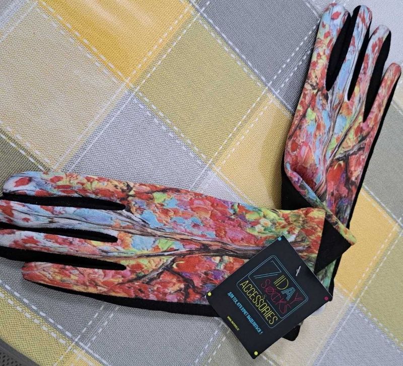 Женские перчатки бренда 7 Days Socks Accessories. Цветные, новые. Женские перчатки бренда 7 Days Socks Accessories. Цветные, новые.