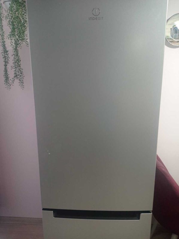 Продается новый холодильник Indesit, компрессор не работает Продается новый холодильник Indesit, компрессор не работает