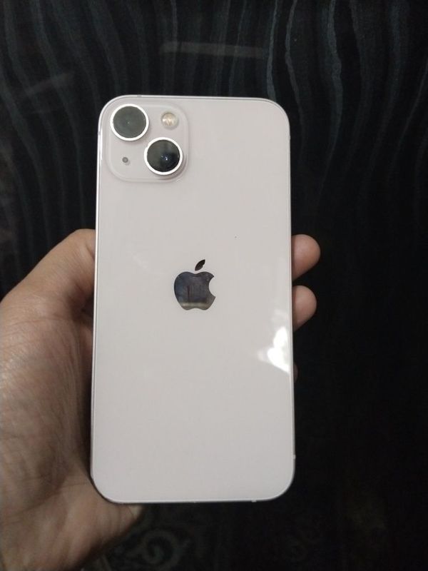 iPhone 13 holati yaxshi ayol kishi tutgan iPhone 13 holati yaxshi ayol kishi tutgan