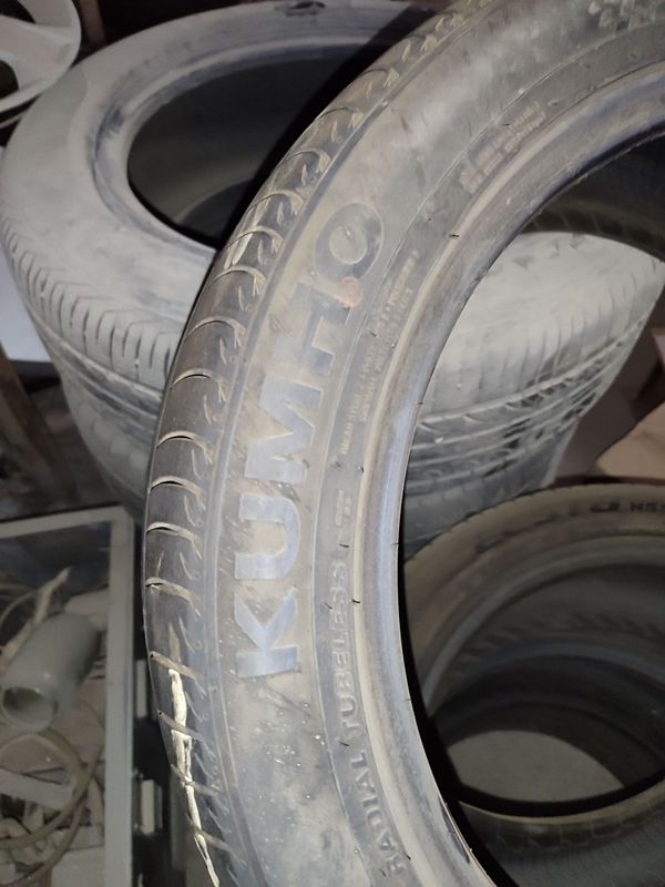 Kumho balon sotiladi 235/45/18 xolati zor