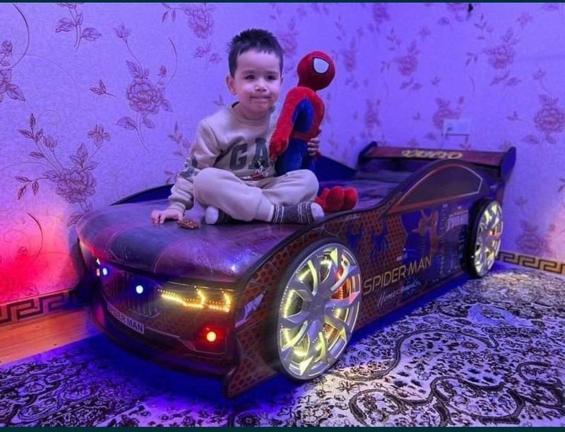 Spiderman Kravat - moshina, Yorqin chiroqlar, super dizayn, orzular Spiderman Kravat - moshina, Yorqin chiroqlar, super dizayn, orzular